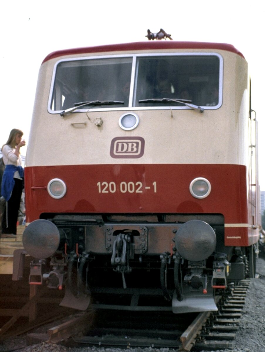 120 002-1 bei der IVA in Hamburg im Oktober 1979.