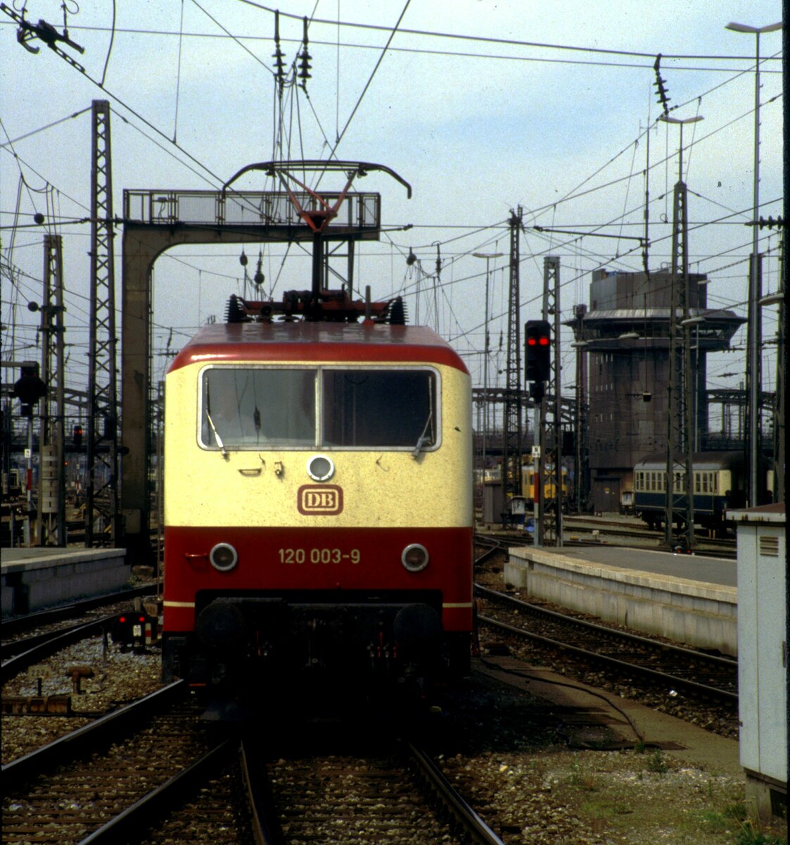 120 003-9 fährt in den Hbf Müncheneinam 08.09.1988.