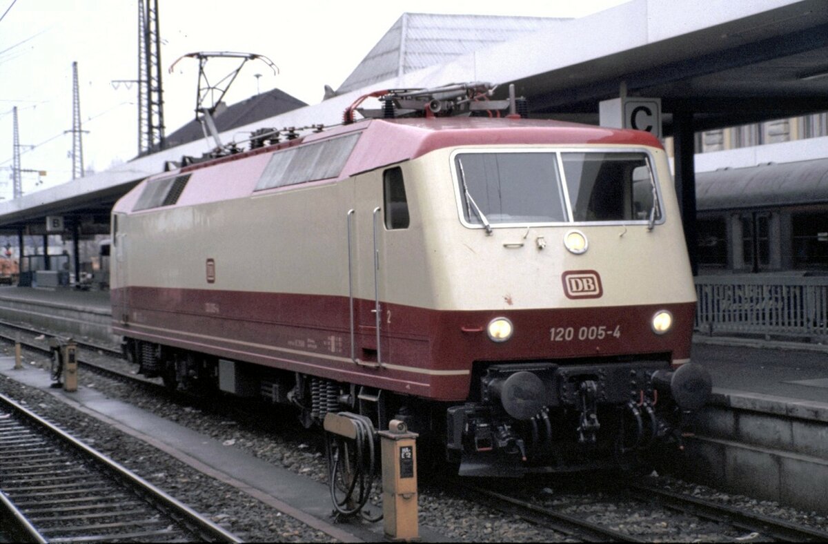 120 005-4 in Nürnberg am 30.01.1981.