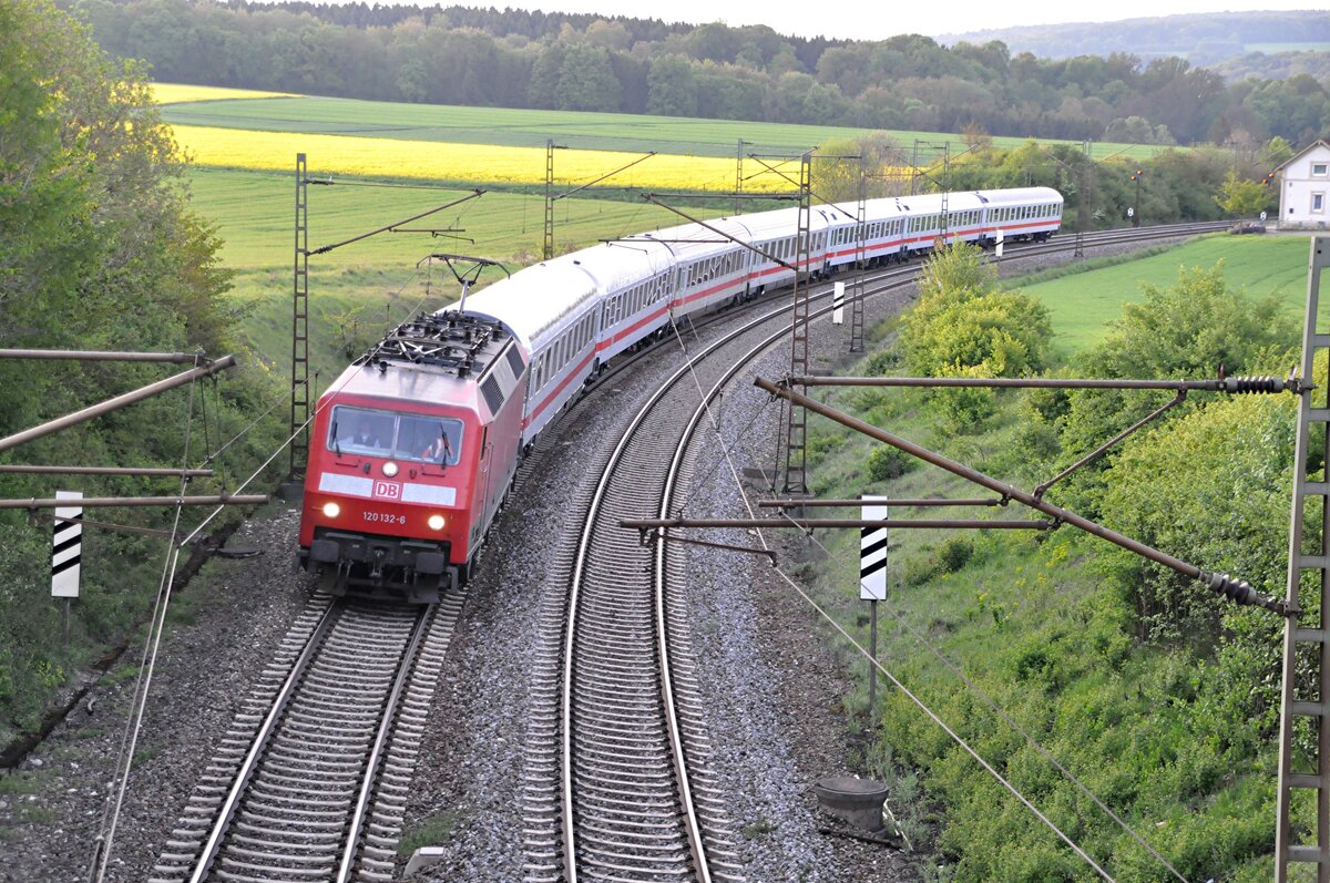 120 132-6 mit IC bei Vorderdenkental am 06.05.2011.