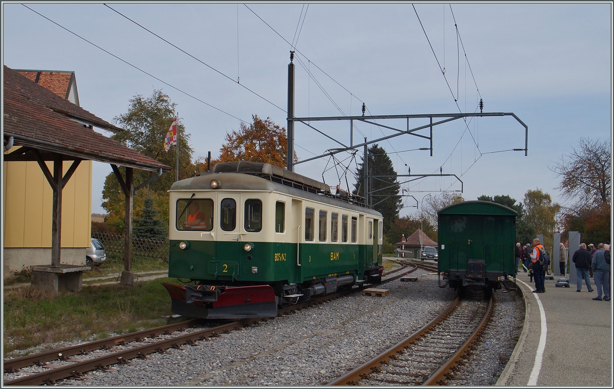 120 Jahres BAM MBC: Der BAM BCFe 4/4 N� 2 ist von L'Isle Mont la Ville in Apples eingetroffen und umf�hrt nun seine Wagen f�r die R�ckfahrt.
24. Okt. 2015