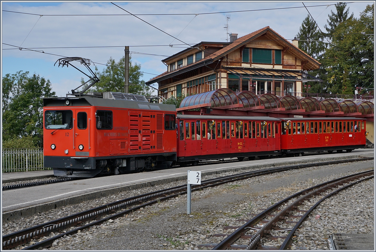125 Jahre Glion Rochers de Naye - die modene Hme 2/2 N� 12 schiebt den  Belle Epoque Zug  bergw�rts und er�ffnet die Fahrzeugparade.
Glion, den 16. SEpt. 2017