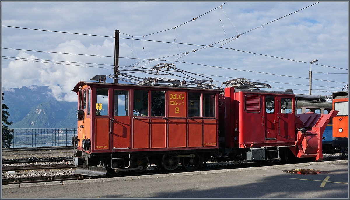 125 Jahre Glion Rochers de Naye - Am frühen Samstag Morgen zeigt sich in Glion die HGe 2/2 N° 2 mit der Xrot N° 3. Leider hat das Bundesamt für Verkehr jegliches bewegen der kleinen Lok untersagt, nicht einmal der Stromabnehmer durfte gehoben werden.
16. Sept. 2017