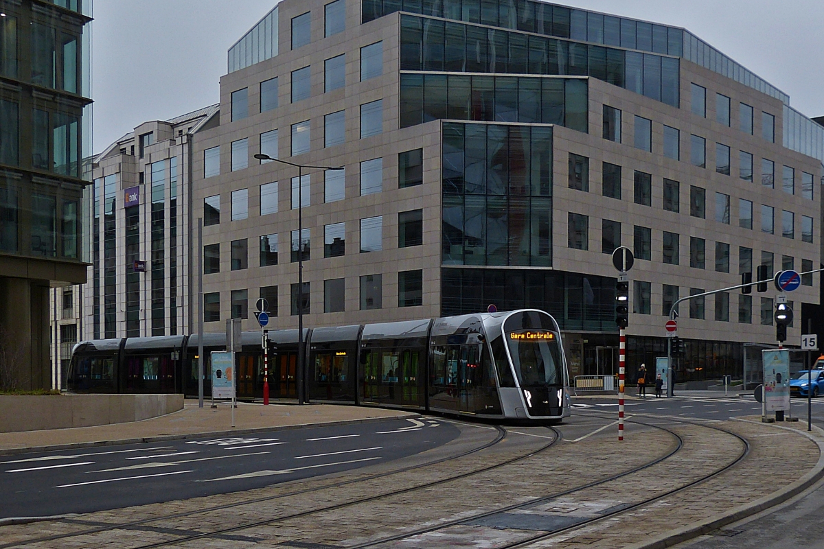 13.12.2020.  Erster Tag der Personenbef�rderung der Stra�enbahn in der Stadt Luxemburg.  
Eine Stra�enbahn kommt aus der Avenue Emile Reuter �berquert den Boulvard Royal und n�hert sich dann der Haltestelle „Hamilius“.  
Diese ist eine der Umsteige Haltestelle wo man auf verschiedene Buslinien umsteigen kann  welche die Randgebiete der Stadt Luxemburg bedienen   