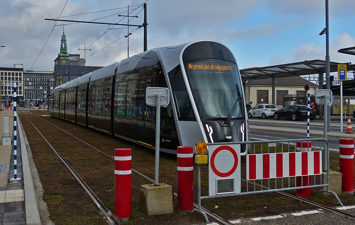 13.12.2020.  Erster Tag der Personenbeförderung der Straßenbahn in der Stadt Luxemburg. Dieses Straßenbahnfahrzeug hat das Gleis gewechselt, der Fahrer wechselt den Führerstand und dann geht es zurück auf die Strecke in Richtung Endhaltestelle Expo welcher in ca. 24 Minuten erreicht werden soll.
Vorerst ist hier Endstation, in 2 Jahren soll ab hier der nächste Streckenabschnitt bis zum Lycée de Bonnevoie fertiggestellt sein. 
