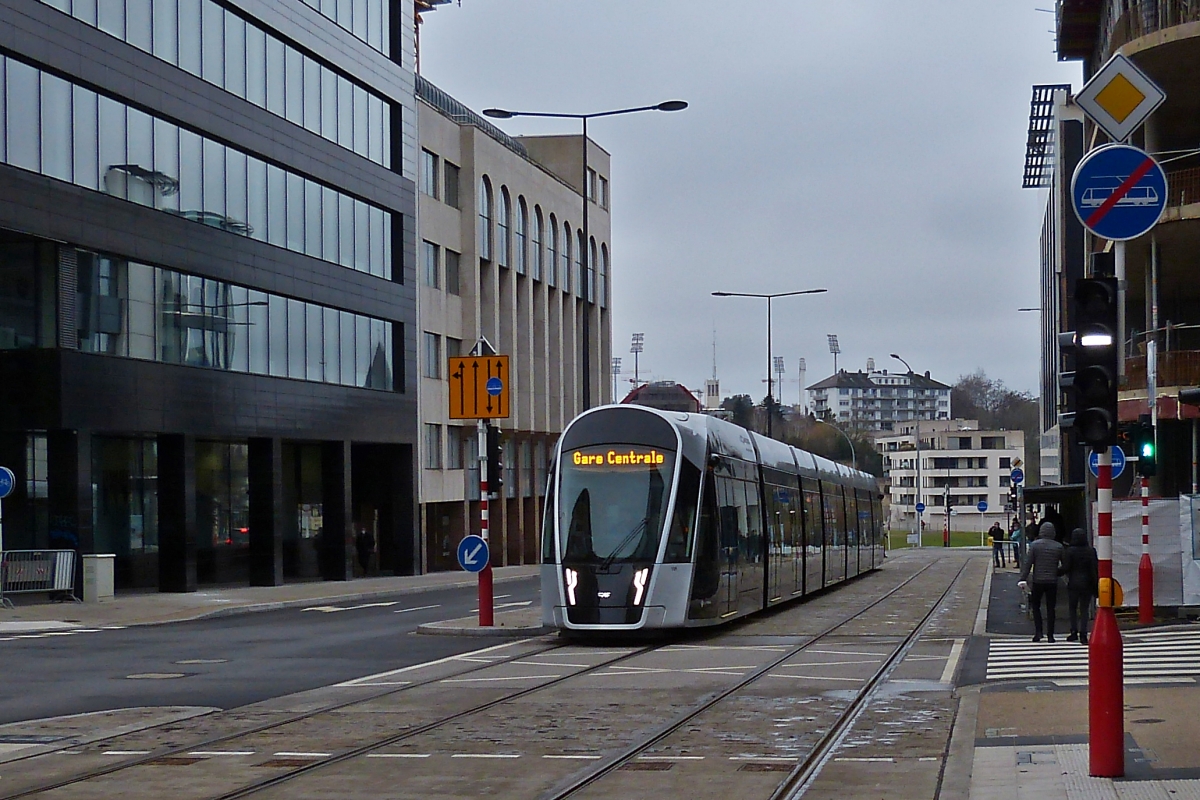 13.12.2020. Erster Tag der Personenbef�rderung der Stra�enbahn in der Stadt Luxemburg. 
Die Tram hat den neuen Streckenabschnitt ab der „ St�replaz“ in Richtung Hauptbahnhof Luxemburg soeben in Angriff genommen
