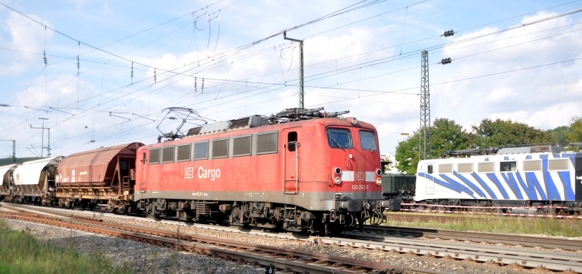 139 261-0 fährt in Amstetten an der ausgestellten Schwesterlok 139 260-4 am 11.09.2010 vorbei. Hätte ich geahnt, dass eine 139 kommt, dann hätte ich für das Foto eine andere Position eingenommen, damit die Locomotion 139 260-4 besser mit aufs Bild gekommen wäre.