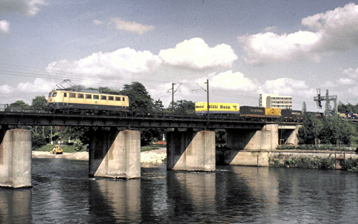 140 mit Sattelauflieger Hupac-Zug auf der Donaubr�cke in Ulm am 05.06.1981. Heute ist die Br�cke 4-spurig und mit L�rmschutzw�nden verbaut.