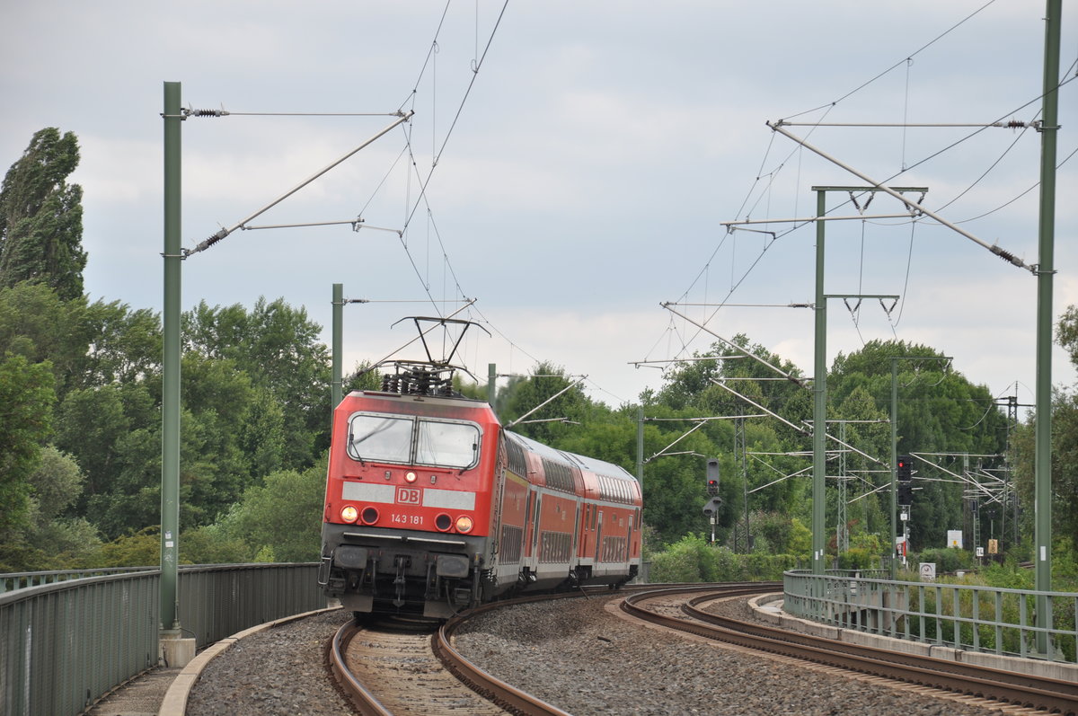 143 181 am 10.07.2017 mit ihrer RB75 auf der Südbrücke in der Nähe von Mainz-Gustavsburg-