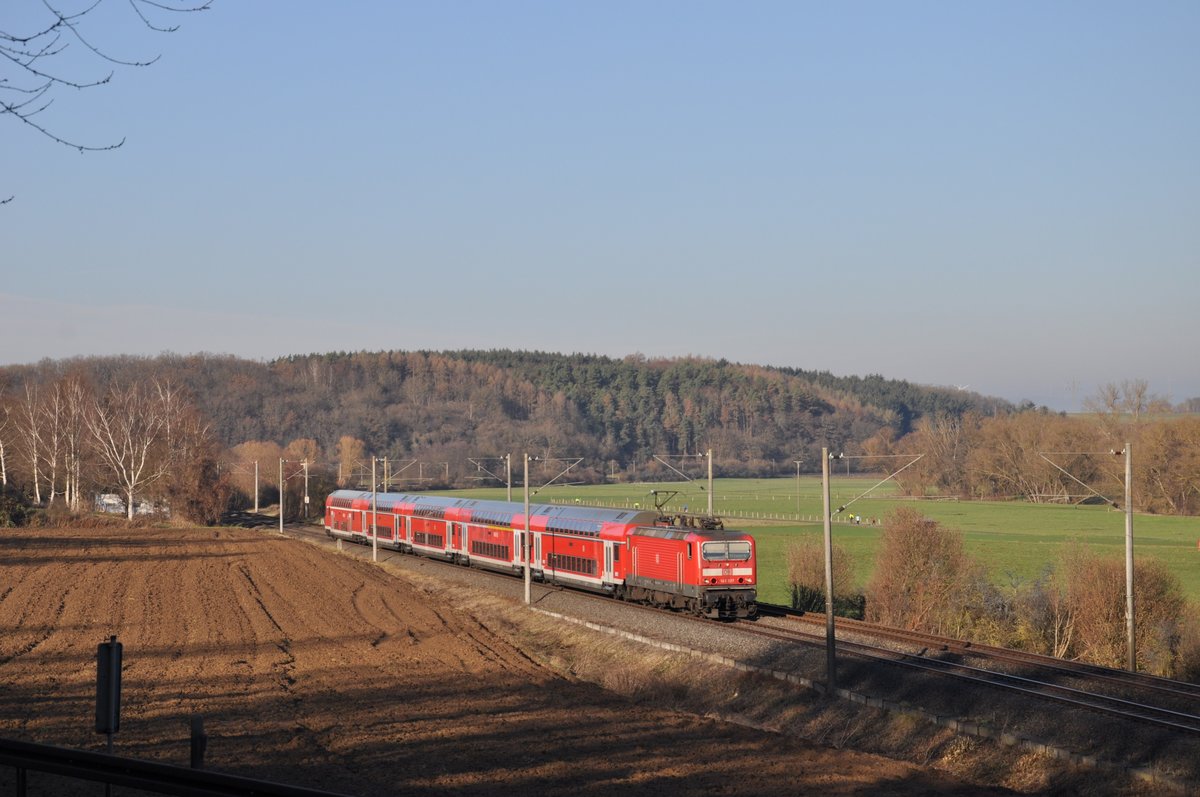 143 227 war am 19. Dezember 2020 als RB22 auf dem Weg von Limburg nach Frankfurt Hbf und wurde dabei beim BÜ in Niederbrechen aufgenommen.
Es gibt bereits Überlegungen diesen Bahnübergang zu beseitigen und eine Überquerung mittels einer 6 Meter hohen Brücke zu ermöglichen, da es an diesem BÜ immer wieder zu schweren Unfällen kommt. Wann jedoch diese Maßnahme erfolgen wird, ist noch nicht bekannt. 