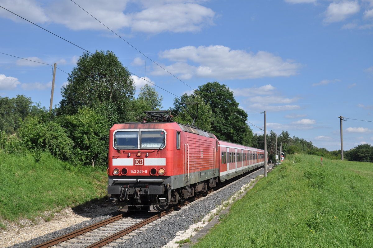 143 241-2 war am 4. Juli 2020 als S2 nach Roth unterwegs und wurde dabei unmittelbar vor der Einfahrt in den Haltepunkt Feucht-Moosbach fotografiert. Leider sind die 143er mit ihren x-Wagen seit dem Fahrplanwechsel 2020/21 nicht mehr planm��ig unterwegs. 