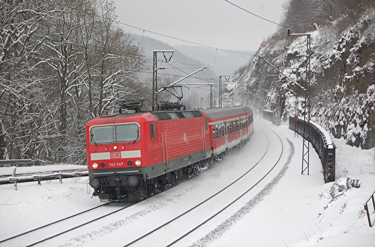 143 347 mit Nahverkehrszug auf der Geislinger Steige am 13.02.2009.