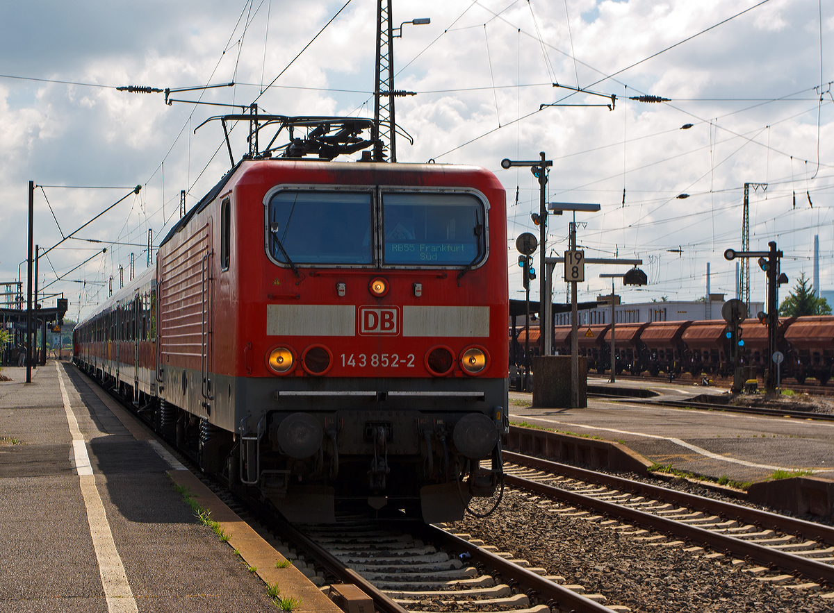 
143 852-2 (ex DR 243 852-1) mit n-Wagen (ex Sieberlinge), als RB 55  Frankfurt-Hanauer Eisenbahn  (Hanau - Frankfurt/Main S�d), am 27.08.2014 beim Halt im Hbf Hanau. 

Wie alle 143er wurde auch diese 1988 bei LEW (VEB Lokomotivbau Elektrotechnische Werke Hans Beimler Hennigsdorf) unter der Fabriknummer 20302 und als 243 852-1 an die Deutsche Reichsbahn geliefert, 1992 erfolgte die Umzeichnung in DR 143 852-2 und 1994 in DB 143 852-2. 
