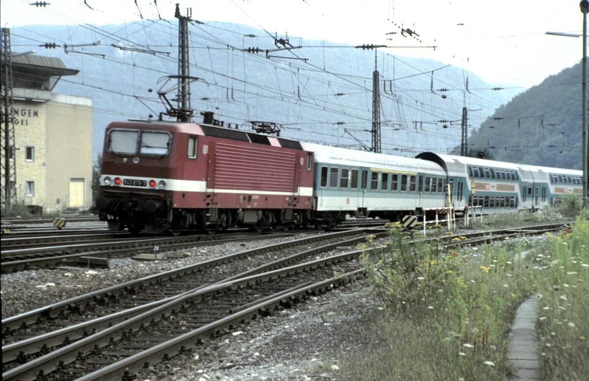 143 878-7 auf der Geislinger Steige am 15.08.1997. Der Nahverkehrszug hat Doppelstockwagen und als Verstärkung z.B. für noch nicht vollständig ausgelieferte Doppelstockwagen einen  normalen  Nahverkehrswagen, wohl überarbeiteter Silberling.