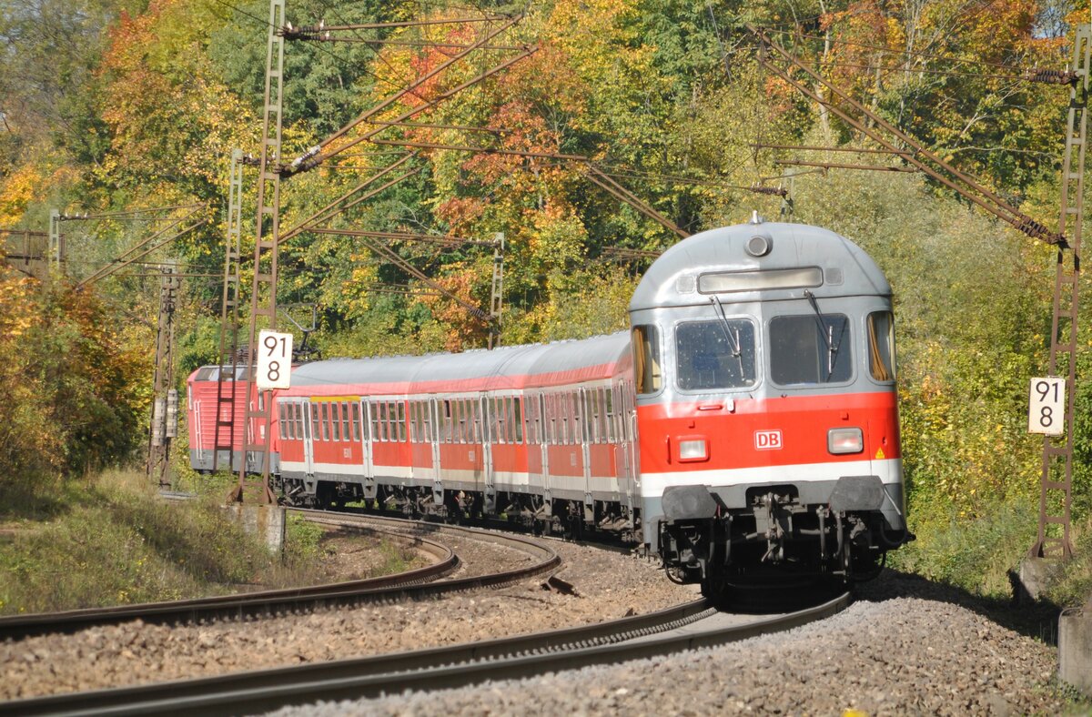 143 880-3 mit Regionalzug mit Steuerwagen Bauart Karlsruhe in Ulm am 18.10.2012.
