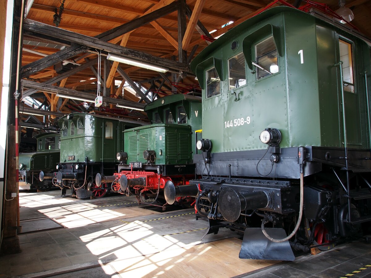 144 508-9; 244 051-9 DR (bzw. 144 051) und E 16 07 in der Lokwelt Freilassing am 01.09.2019.
