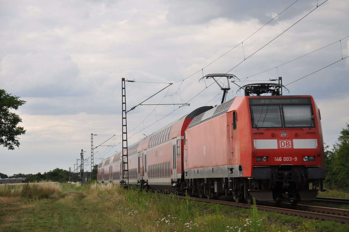 146 003-9 fährt mit ihrem RE60 (4971) nach Mannheim durch Bickenbach.
Danke an den TF für den Lichtgruß!