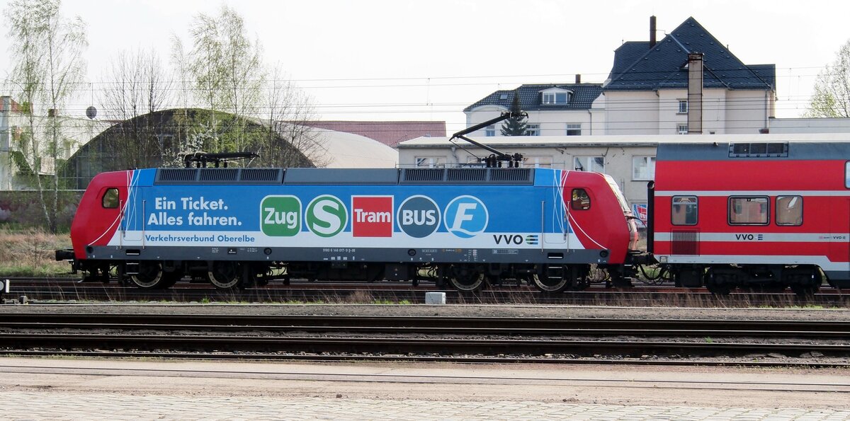 146 017-9 mit Werbung f�r den VVO in Radebeul-Ost am 12.04.2016.