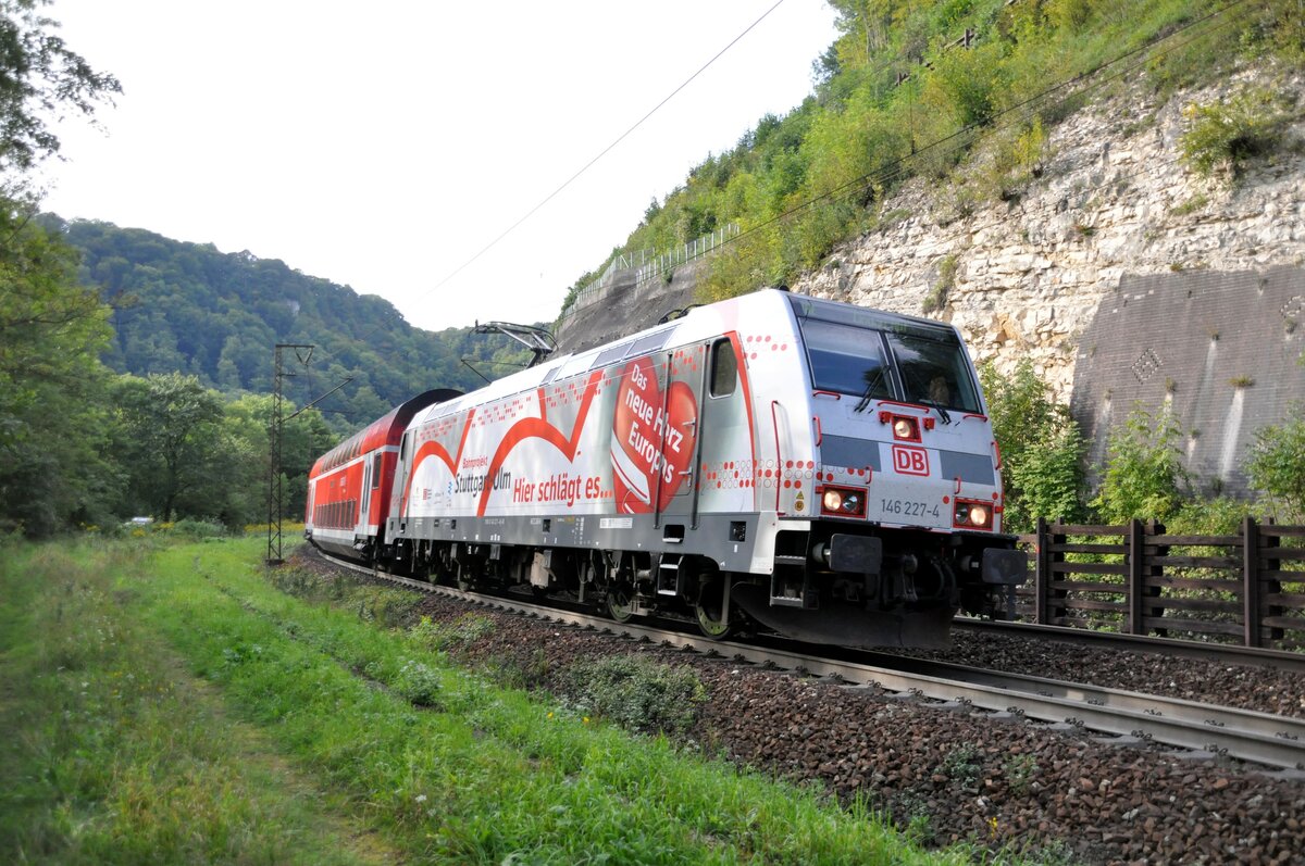 146 227-4 mit Dosto-RE auf der Geislinger Steige am 12.09.2010.