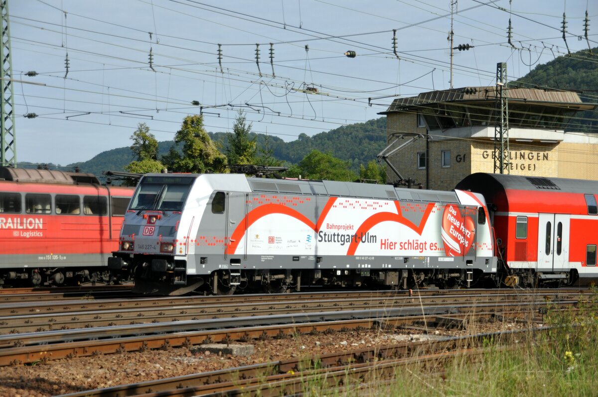 146 227-4 mit Werbung für Stuttgart 21 in Geislingen Steige am 11.09.2010.