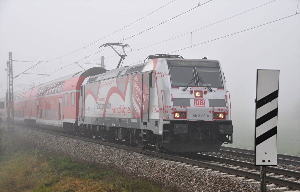 146 227-4 mit Werbung für Stuttgart 21 mit IRE im Nebel bei Hinterdenkental am 19.10.2012.