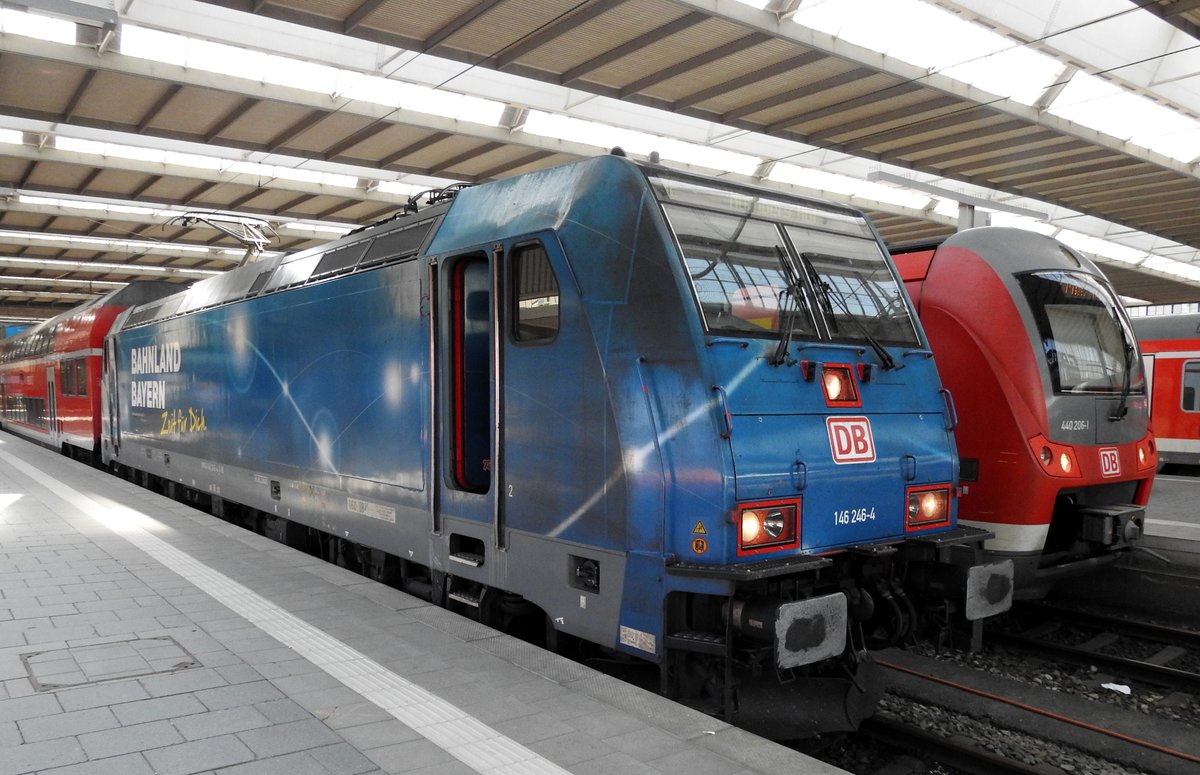 146 246 mit Werbung  Bahnland Bayern  und 440 206 im Hauptbahnhof München am 09.06.2019.