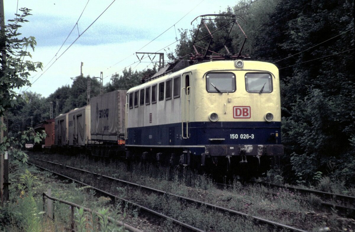 150 026-3 mit Sattelauflieger und Taschenwagenzug in Ulm am 04.08.2000.