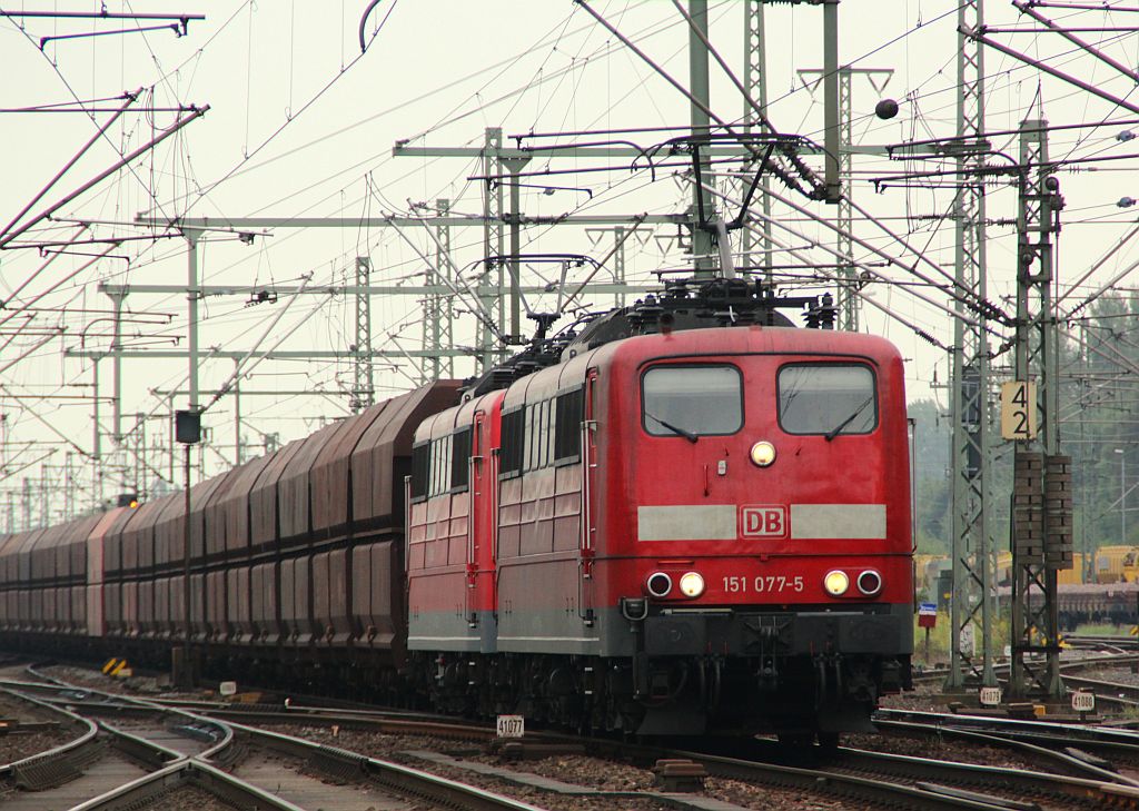 151 077-5 zieht hier zusammen mit der 151 101-3 einen leeren Kohlependel durch HH-Harburg. 07.09.2012