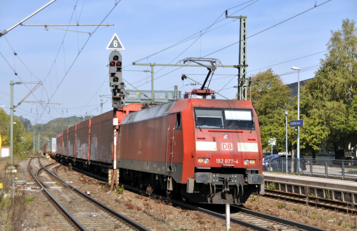152 077-4 mit Aufliegerzug in Amstetten am 06.10.2023.