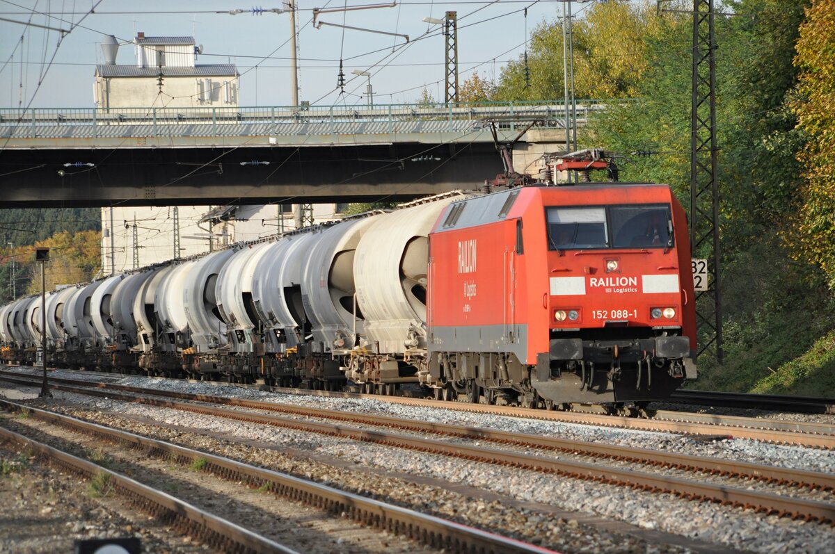 152 088-1 mit Schüttgutganzzug, wahrscheinlich Zement in Beimerstetten am 17.10.2012.