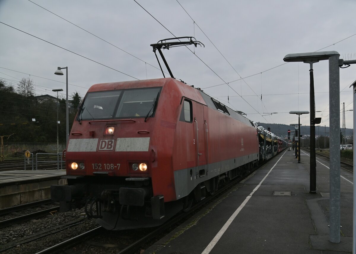 152 106-7 mit dem mitt�glichen Audi-Zug in Neckarelz bei der Durchfahrt in Gleis1 gen Heidelberg. 6.12.2023