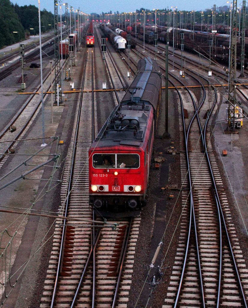 155 123-3 brachte einen langen Gz nach Maschen und fuhr nach kurzer Zeit mit 4 H-Wagen wieder los(üaV). 28.09.2012
