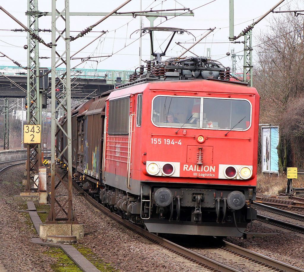 155 194-4 mit Misch-Gz aus Kiel Meimersdorf rauscht hier durch HH-Harburg. 02.03.2013