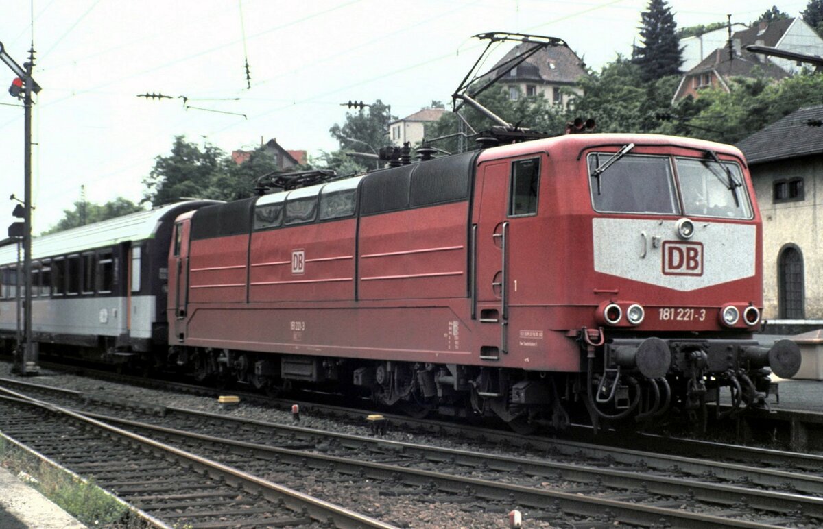 181 221-3 mit SNCF D-Zug in Neustadt/Weinstra�e in Juni 1994.
