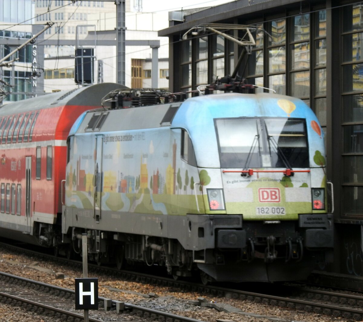 182 002 mit RE in Berlin Zoologicher Garten am 14.05.2017.
