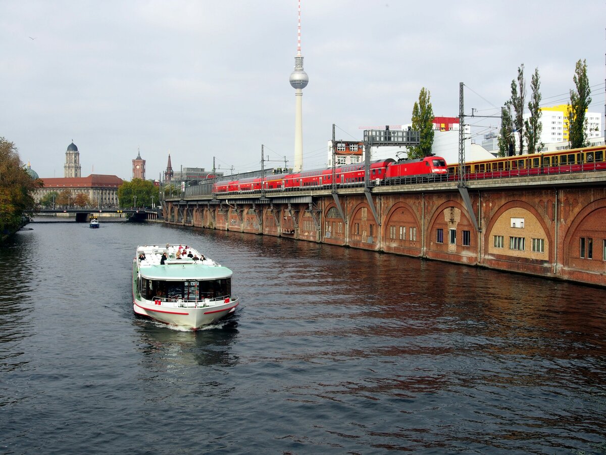 182 003-4 mit Doppelstockwagen RE auf der Jannowitzbrücke in Berlin am 23.10.2019.
