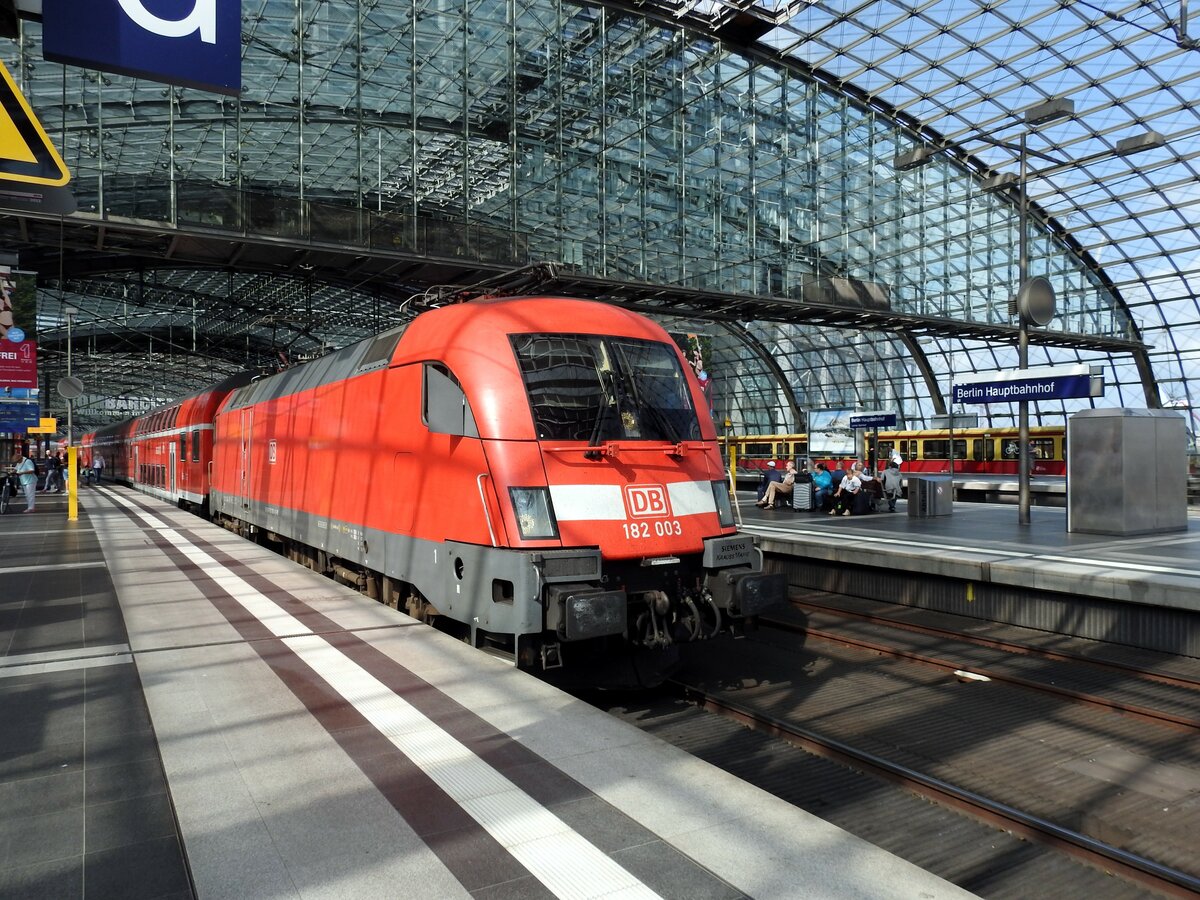 182 003 mit RE Doppelstockwagen in Berlin am 05.09.2018.