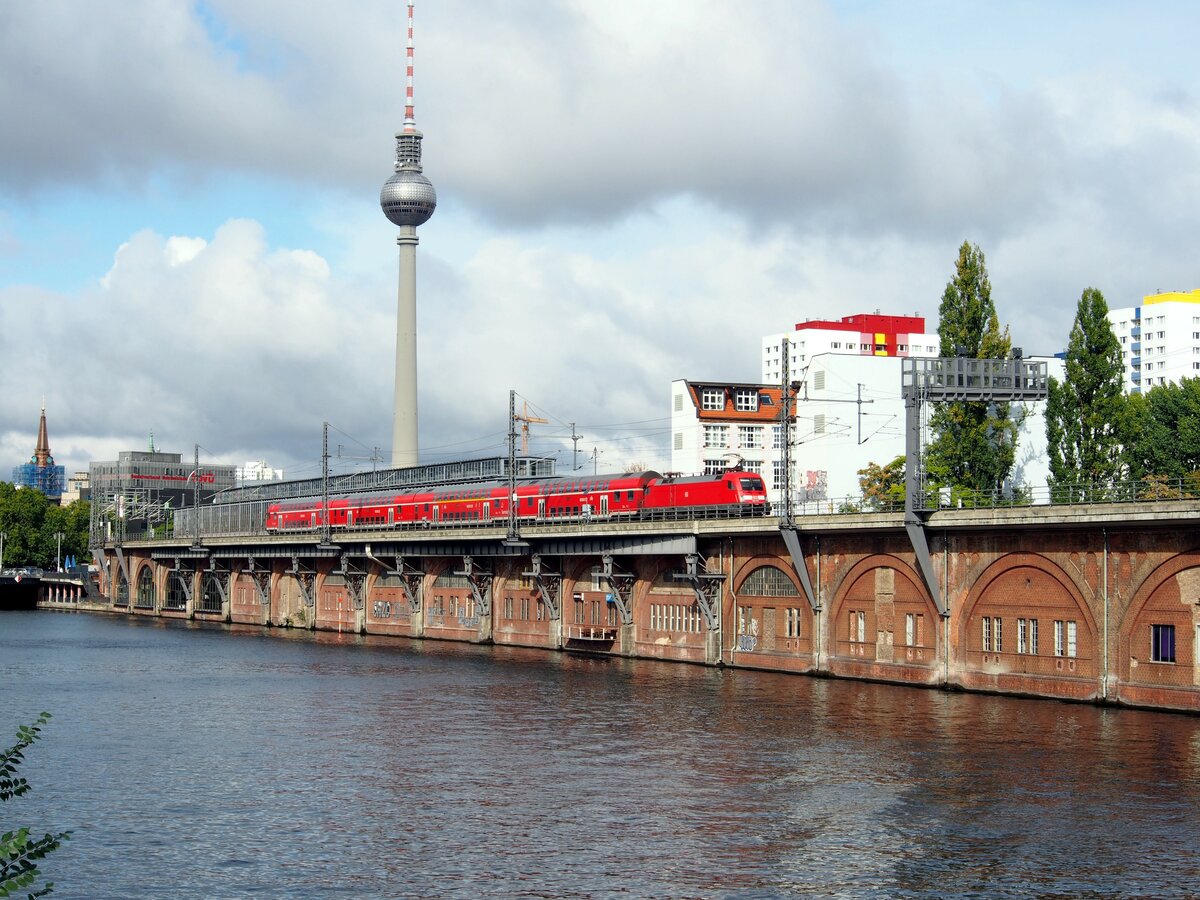 182 013 mit RE Doppelstockwagen auf der Jannowitzbrücke in Berlin am 08.10.2016.
