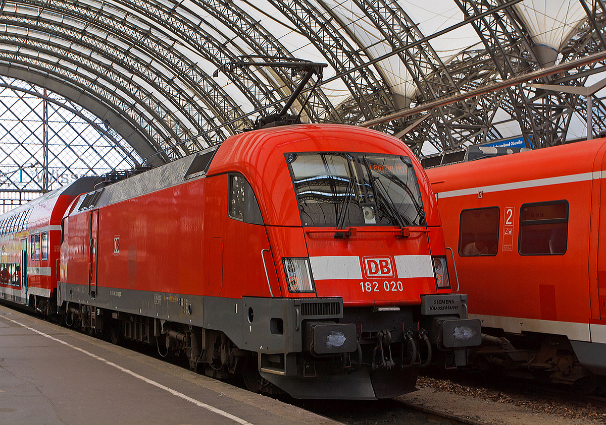 182 020-8 der DB Regio steht am 27.08.2014 im Hbf Dresden (Mittelhalle) mit dem RE50   Saxonia-Express   (Dresden Hbf  – Riesa – Leipzig Hbf) zur Abfahrt bereit.  

Die Lok wurde 2001 von Siemens Krauss-Maffei in M�nchen unter der 20317 gebaut. Sie hat die NVR-Nummer 91 80 6182 020-8 D-DB und die EBA-Nummer EBA 00M09A 020.

Die ES 64 U2, in �sterreich und unter der gesch�tzten Bezeichnung Taurus bekannt, wurde urspr�nglich als Universallok f�r die �sterreichischen Bundesbahnen (�BB) entwickelt und wird dort als Baureihe 1016 (reine 15-kV-Version) und 1116 (2-System-Version mit 15 kV und 25 kV f�r internationalen Verkehr nach Ungarn) gef�hrt. Sie stellt die zweite Generation der EuroSprinter-Familie dar und basiert auf den Lokomotiven der Baureihe 152 und der Baureihe 120 der Deutsche Bahn AG. Die Zweisystembauart f�r 15 kV- und 25 kV-Bahnstromsysteme ist traktions- und sicherungstechnisch f�r Deutschland, �sterreich und Ungarn ausger�stet und zugelassen, seit Mai 2002 ist zudem ihr Einsatz in der Schweiz erlaubt. Durch die vorhandene Technik ist sie ebenso f�r die Wechselstromstrecken in Tschechien und der Slowakei geeignet. So ist mit ihr eine durchg�ngige Fahrt von Hamburg bis an die t�rkische Grenze, ohne Wechsel der Lokomotive, m�glich.

Die Maschinen der Serie ES 64 U2 sind wendezugf�hig ausgef�hrt und ab Werk mit zwei Einholm-Stromabnehmern ausger�stet. Der Antrieb der Lok erfolgt �ber einen speziell f�r sie entwickelten Hohlwellen-Antrieb mit Bremswelle (HAB). 
Beim Anfahren der Lokomotive aus dem Stillstand ist ein Ger�usch zu vernehmen, das an das Durchspielen einer Tonleiter auf einem Tenorsaxophon erinnert. Es entsteht durch die Steuerung der Stromrichter. Das h�rbare Ger�usch ist dabei die doppelte Taktfrequenz der Pulswechselrichter, welche stufenweise angehoben wird.

Die Frequenz �ndert sich dabei in Ganz- und Halbtonschritten �ber zwei Oktaven von d bis d  im Tonvorrat der Stammt�ne.

Die �sterreichischen Beh�rden verweigerten im Jahr 2001 die Zulassung der DB-Baureihe 152 in �sterreich, weil man die auftretenden Gleiskr�fte als zu hoch bewertete. Aus diesem Grund wandelte die Deutsche Bahn AG die Bestellung der letzten 25 Lokomotiven der DB-Baureihe 152 in 25 Maschinen der DB-Baureihe 182 um, die der �BB-Baureihe 1116 entspricht, allerdings wurde auf den bei der 1116 im Ursprungszustand �blichen dritten Stromabnehmer verzichtet, eine Nachr�stung w�re allerdings mit geringem Aufwand m�glich.


Die Hersteller-Bezeichnung ES64 ist die Abk�rzung von EuroSprinter zusammen mit den ersten beiden Ziffern der Nennleistung (6400 kW). Die Bezeichnung U steht f�r Universallok.

Technische Daten:
Achsfolge:  Bo`Bo`
Spurweite:  1.435 mm
L�nge �ber Puffer:  19.280 mm
Drehzapfenabstand: 9.900 mm
Breite: 3.000 mm
Raddurchmesser (neu):  1.150 mm
Gewicht: 86 t
Spannungssysteme:  15 kV, 16,7 Hz und 25 kV, 50 Hz
Dauerleistung:  6.400 kW
H�chstgeschwindigkeit:  230 km/h
