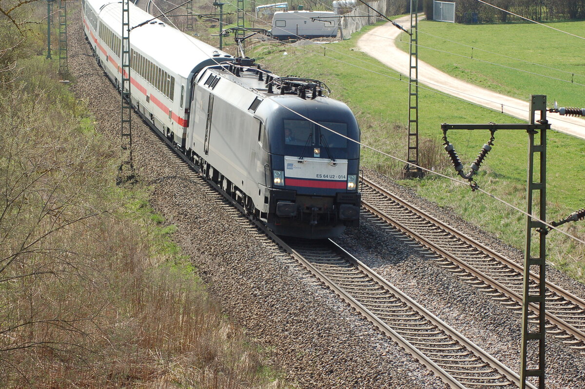 182 514 von MRCE 014 mit IC in Neu-Ulm Pfuhl am 09.04.2009.