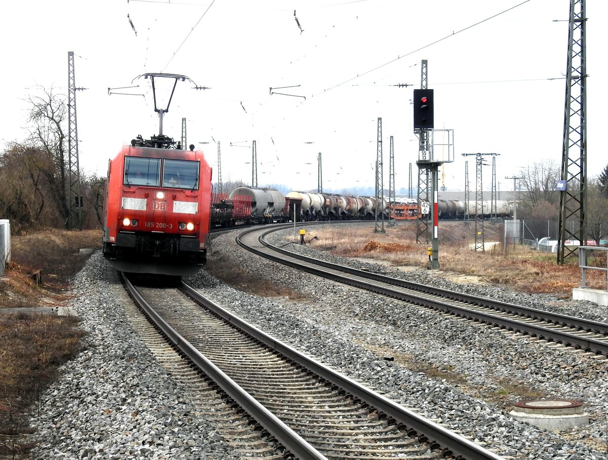 185 200-3 mit Güterzug in Jettingen am 22.02.2019.