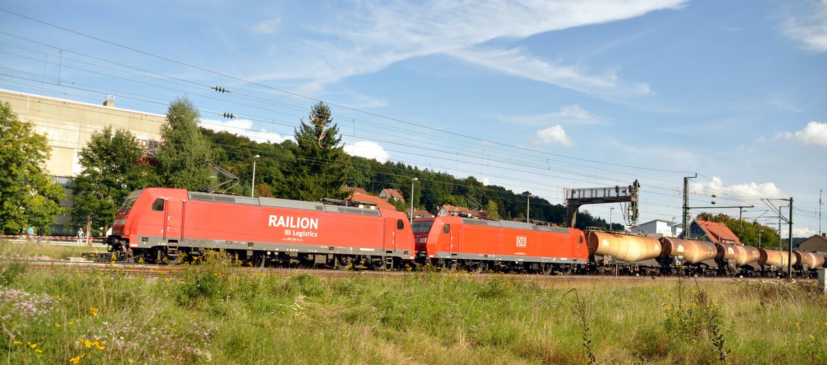 185 286-2 und 185 076-7 mit Zisternenwagenzug in Amstetten am 11.09.2010.