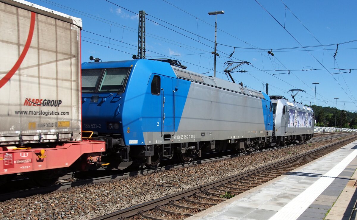185 540-2 der TX Logistik mit Werbung f�r EC Kassel Huskies f�hrend und an 2. Stelle Dispolok 91 80 6 185 521-2 D-ATLU mit Containerzug in Amstetten am 12.06.2020.