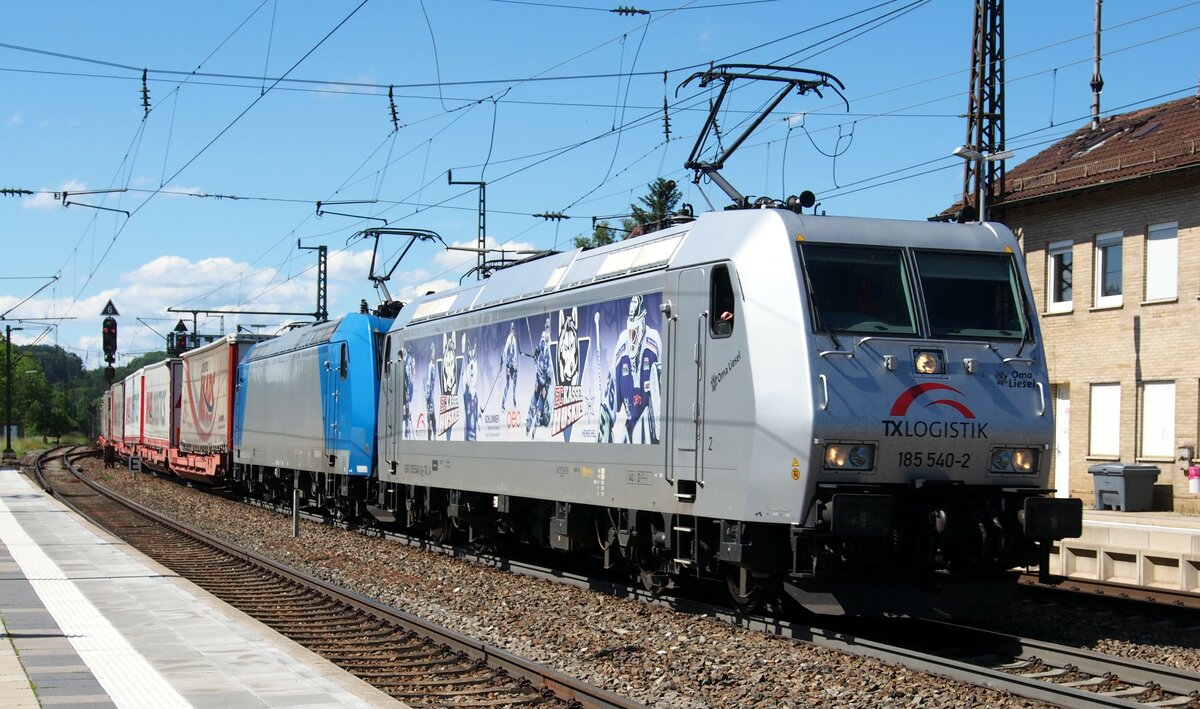 185 540-2 der TX Logistik mit Werbung f�r EC Kassel Huskies f�hrend und an 2. Stelle Dispolok 91 80 6 185 521-2 D-ATLU mit Containerzug in Amstetten am 12.06.2020.
