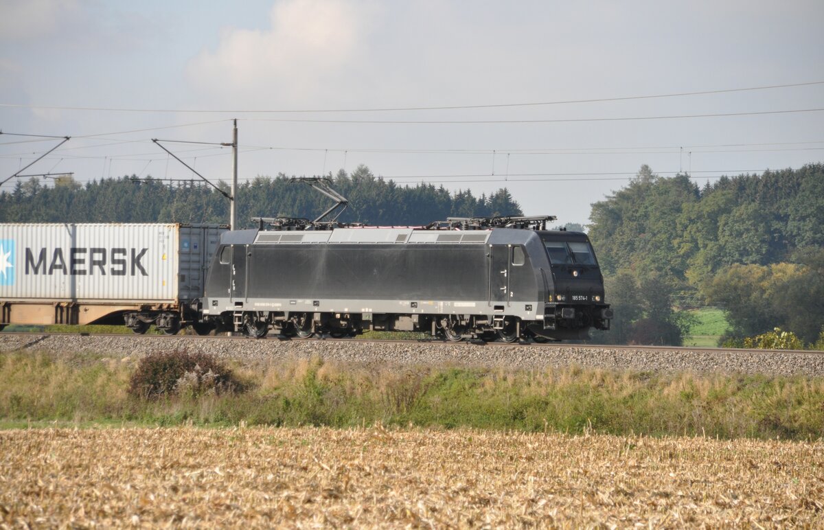 185 574-1 mit Containerzug in Diedorf, vor Augsburg am 21.10.2011.