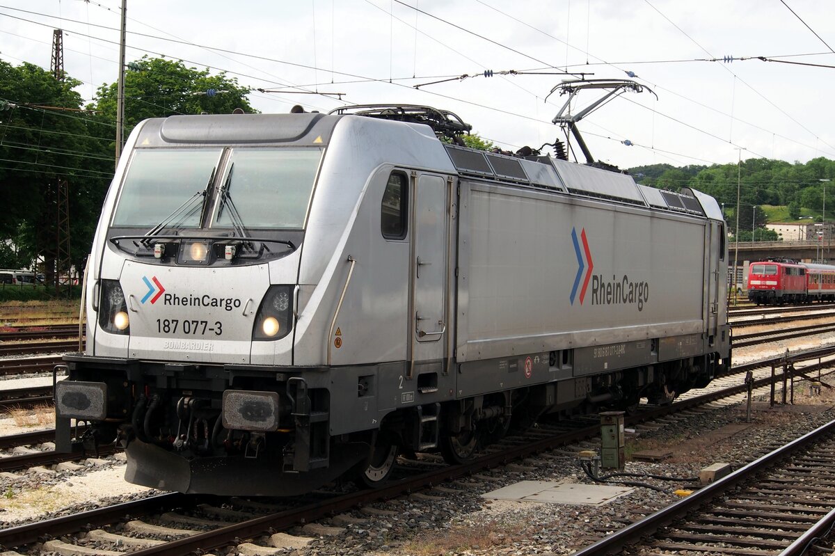 187 077-3 der Rhein-Cargo in Ulm am 15.06.2019. Im Hintergrund steht eine 111 mit einem RE Doppelstockzug.