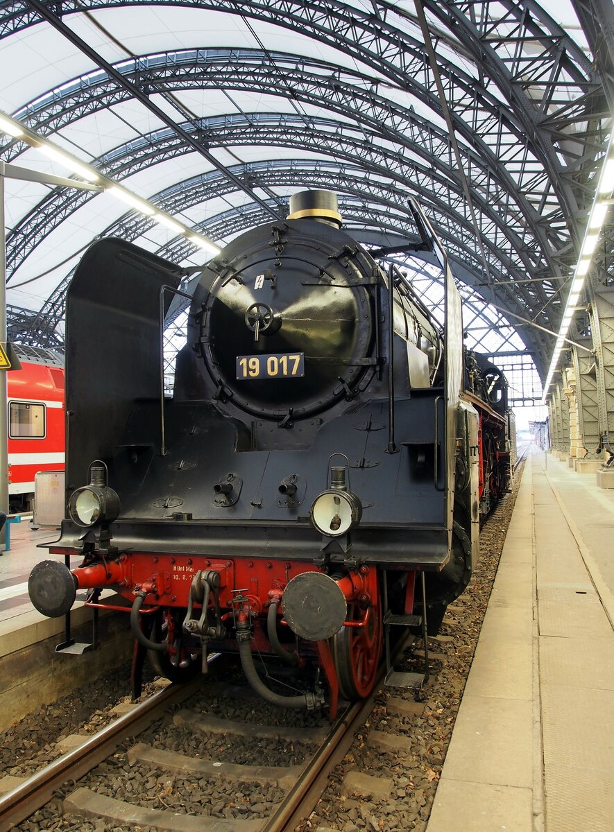19 017 Sachsenstolz in Dresden Hbf am 17.04.2016.