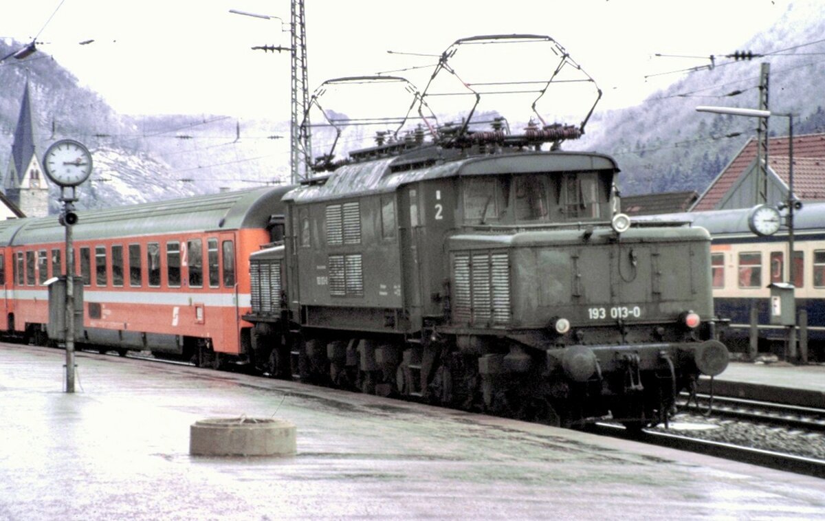 193 013-0 gibt Nachschubhilfe für den EC Mozart in Geislingen Steige am 13.03.1982. Es dürfte sich um eine der letzten Dienstleistungen der 193 handeln. Davor hatte die Lok den 2-wöchigen Samstag Schülerzug nach Ulm und zurück gefahren.