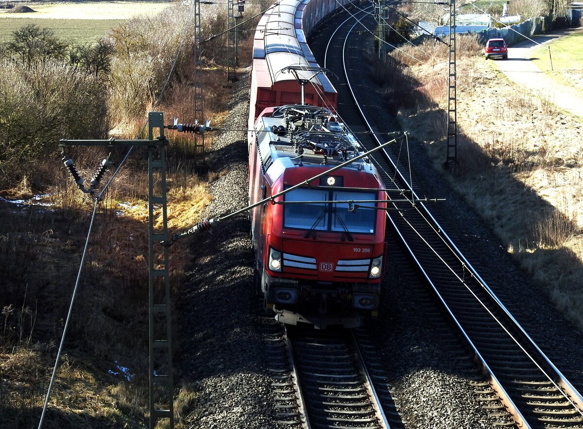 193 398 DB Vectron Hersteller Siemens Einsatz bei der DB ab 2017, 6.400 kW Leistung, Vmax 160km/h, LüP 18,98m mit Ganzzug, 1. Teil unbekannte Wagentype, zweiter Teil LKW-Auflieger bei Neu-Ulm Pfuhl am 09.02.2022.
Die 193 398 ist das aktuelle Modell von Roco.