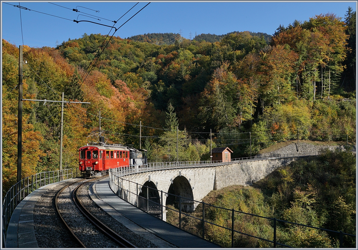 1968-2018 - 50 Jahre Blonay-Chamby Bahn Museumsbahnbetrieb: Der Sommer/Herbst 2018 war sehr trocken, so dass Dampffahrten untersagt wurden oder ein Löschzug diese begleiten musste. Im Bild der RhB ABe 4/4 35 mit einem Löschzug auf dem Baye de Clarens Viadukt. 

14. Okt. 2018